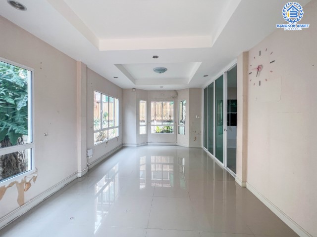 *****บ้านเดี่ยวมือสองย่านปทุมธานี ม.ชวนชื่น บรุ๊คไซด์ บางคูวัด เนื้อที่กว้าง 57.80 ตร.ว. ฟังก์ชัน 3 ห้องนอน 2 ห้องน้ำ ที่จอดรถ 2 คัน ต่อเติมสวย พร้อมเข้าอยู่ สภาพแวดล้อมภายในโครงการดี ตั้งบนทำเลแห่งการเดินทาง เชื่อมต่อถนนกรุงเทพฯ-ปทุมธานี, ถนนศรีสมาน และทางด่วน "ศรีรัช" และ ทางด่วน "ศรีสมาน"